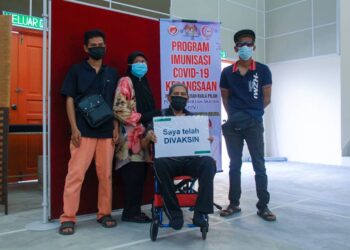 EMPAT sekeluarga antara penduduk Felda Kepis, Kuala Pilah yang menerima suntikan pertama vaksin Covid-19 sempena Program Outreach PVV Bergerak Pertama Negeri Sembilan di Dewan Semai Budi, Felda Kepis, Kuala Pilah, hari ini.-UTUSAN/MUHAMMAD IZZAT TERMIZIE