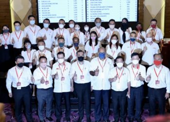 Barisan kepimpinan DAP tertinggi yang terpilih di IDCC Shah Alam, Selangor, hari ini. - UTUSAN / ZULFADHLI ZAKI