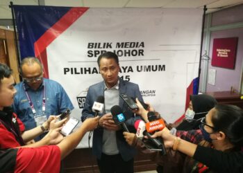 AZMI ROHANI melawat Bilik Media Suruhanjaya Pilihan Raya (SPR) Negeri Johor di Johor Bahru.