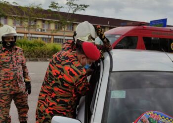 ANGGOTA bomba menggunakan peralatan khas bagi membuka pintu kereta yang terkunci bagi menyelamatkan dua kanak-kanak terperangkap di dalamnya di Mutiara Rini, Skudai, Johor.