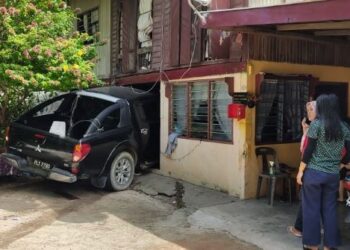 KEADAAN kemalangan membabitkan sebuah kenderaan pacuan empat roda yang dipandu bekas ADUN yang merempuh bahagian bawah kediaman jirannya di Teluk Kumbar, Pulau Pinang.