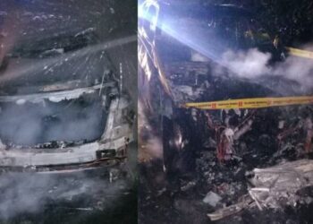 KEADAAN sebuah kereta mewah jenis Mercedes-Benz E300 yang musnah dalam kebakaran di Kilometer 226, Lebuhraya Utara Selatan (arah Selatan), Rembau, semalam. - IHSAN BOMBA