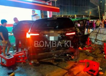 KEADAAN sebuah kedai makan di Jalan Klang Lama apabila dirempuh kereta HR-V sehingga mengakibatjan beberapa pelanggan cedera, malam tadi.