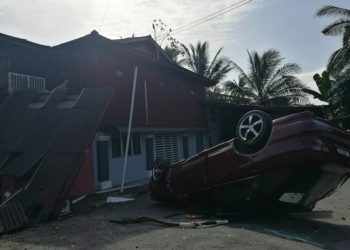 SEBUAH kereta yang dipandu seorang wanita terbabas lalu merempuh sebuah rumah dalam kejadian di Kampung Nerasau, Rembau, Negeri Sembilan, pagi tadi. - UTUSAN/NOR AINNA HAMZAH