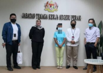 PEMBANTU rumah warga Indonesia (tengah) yang diselamatkan Jabatan Tenaga Kerja Perak di Ipoh, Perak, baru-baru ini.- IHSAN JTK