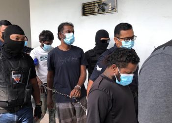 KETIGA-tiga suspek yang dikawal anggota polis tiba di Mahkamah Majistret Ayer Keroh, Melaka, semalam untuk menghadapi tuduhan membunuh seorang lelaki. - UTUSAN/ DIYANATUL ATIQAH ZAKARYA