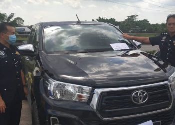 DZULKHAIRI Mukhtar (kanan) menunjukkan kereta pacuan empat roda yang dicuri pada sidang akhbar di Ibu Pejabat Polis Iskandar Puteri, Johor. - FOTO/BAZLAN IBRAHIM