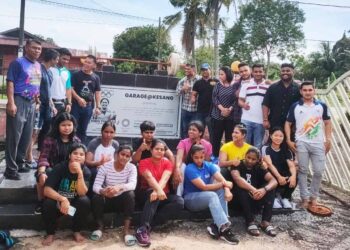 ATLET angkat berat dari India bergambar kenangan di Dataran Hidilyn Diaz di Kampung Kesang Tua, Jasin, Melaka. - UTUSAN/AMRAN MULUP