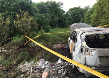 KEADAAN kenderaan SUV yang terbakar dengan mayat ditemukan rentung di dalamnya di Kota Warisan, Sepang, Putrajaya, kelmarin.