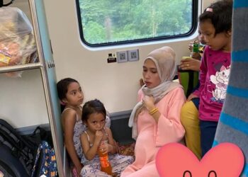 TANGKAP layar memaparkan wanita hamil yang duduk di lantai kerana tidak mahu berjauhan dengan keluarganya dalam koc sama tren DMU. – Foto media sosial