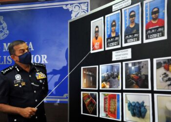 AYOB Khan Mydin Pitchay menunjukkan gambar suspek pengedaran dan rampasan air ketum pada sidang akhbar di Ibu Pejabat Kontinjen Johor. - UTUSAN/RAJA JAAFAR ALI