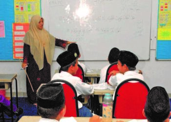 PROSES pengajaran dan pembelajaran akan menjadi lebih selesa jika jumlah pelajar tidak terlalu padat dalam sesebuah kelas. - GAMBAR HIASAN