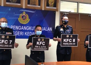 ABDUL RAHMAN EMANG ANYIE (dua dari kiri) menunjukkan nombor pendaftaran KFC  yang merekodkan jumlah bidaan RM2.02 juta melalui sistem JPJeBid di Alor Setar, Kedah, hari ini. - UTUSAN/JAMLIAH ABDULLAH