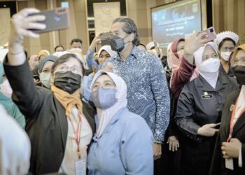 Untuk berdepan penyandangnya, Fahmi Fadzil yang pandai bawa diri di Lembah Pantai, BN memerlukan winnable candidate seperti Khairy Jamaluddin, yang sudah dikenali sebagai menteri kesihatan yang kompeten sewaktu melawan pandemik Covid-19. – UTUSAN/FAIZ ALIF AHMAD ZUBIR