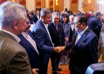 MOHAMED Khaled Nordin bersalaman dengan tetamu yang hadir selepas Majlis Perutusan Tahun Baharu 2023 di KPT, Putrajaya. - UTUSAN/FAISOL MUSTAFA