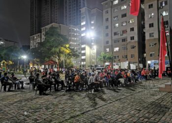 SEBAHAGIAN orang ramai yang hadir dalam Ceramah Mega Harapan di Dataran PPR Laksamana, Titiwangsa, Kuala Lumpur, malam tadi.