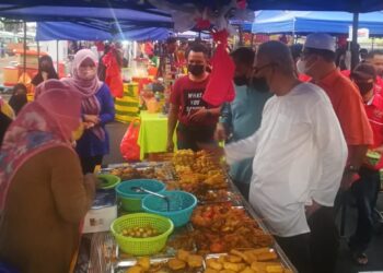 NOH Omar (kanan) melawat bazar Ramadan dekat Tanjong Karang di Kuala Selangor, Selangor. - UTUSAN / ABDUL RAZAK IDRIS