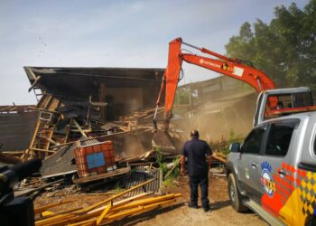 PROSES perobohan struktur binaan di atas tanah Kerajaan melibatkan kilang papan di Jalan Jeti Pelabuhan Klang, Selangor, hari ini. - UTUSAN/ABDUL RAZAK IDRIS