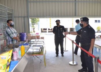 MOHAMAD Roy Suhaimi Sarif (kanan) memeriksa pematuhan SOP di sebuah kilang di Kawasan Perindustrian Bemban, Batu Gajah, Perak, hari ini. - FOTO/ZULFACHRI ZULKIFLI