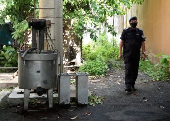 OMAR Bakhtiar Yaacob memeriksa sebuah kilang dalam Operasi Bersepadu Pemantauan Covid-19 di Kuala Kangsar, Perak, hari ini. - UTUSAN/ZULFACHRI ZULKIFLI