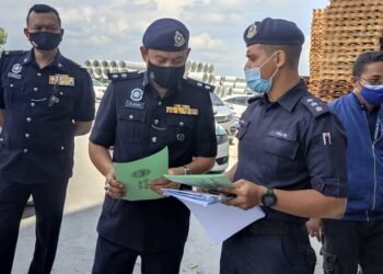 WAN Azharuddin Wan Ismail (tengah) melakukan pemeriksaan dan pemantauan terhadap pematuhan SOP PKP di Kawasan Perindustrian Bidor, Perak, hari ini. 