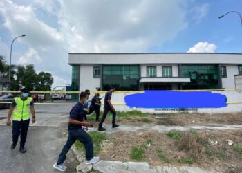 SALAH sebuah kilang yang diarahkan tutup kerana beroperasi tanpa kebenaran MITI di Sungai Kapar, Selangor semalam.