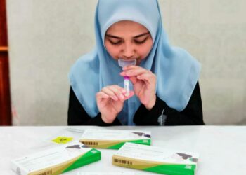 KEPERLUAN bagi melakukan ujian kendiri adalah hanya selepas menghadiri majlis besar, melawat warga emas atau individu yang lemah imun atau yang menunjukkan simptom. – GAMBAR HIASAN/NOR SHAFAWATI YUP