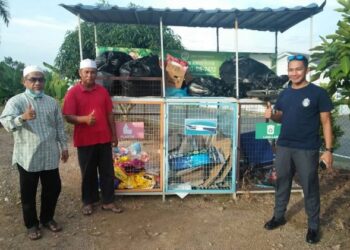 MALEK Ramli (kiri) dan Muhamad Mufarizam Yahir (kanan) di tempat pengumpulan barangan kitar semula Masjid Bandar Putra IOI, Segamat di Johor.