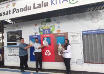 MOHD. NORLISAM Mohd. Nordin (tengah) menunjukkan barang kitar semula yang dikumpul di Pusat Pandu Lalu KITARecycle Seremban di Wisma Majlis Bandaraya Seremban.- UTUSAN/NOR SHAFAWATI YUP