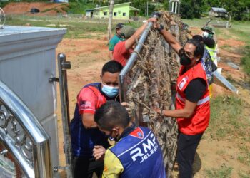  KHAIRY Jamaluddin menyertai Program Gotong Royong Perdana Keluarga Jelebu di Kampung Kemin Tanjung, Jelebu hari ini. UTUSAN/ZAKKINA WATI AHMAD TARMIZI