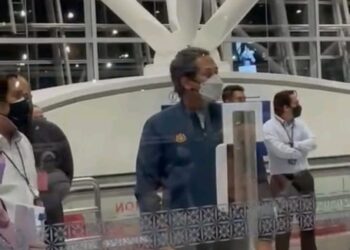 TANGKAP layar klip video dimuat naik Zulkifli Mohamed menerusi aplikasi TikTok memaparkan Khairy Jamaludin mengunjungi KLIA bagi melihat proses pemakaian gelang penjejak kepada jemaah umrah.