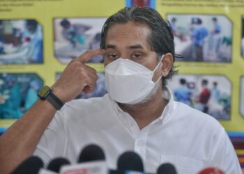 KHAIRY Jamaluddin dalam sidang akhbar selepas merasmikan Program Khidmat Komuniti Sempena Sambutan Hari Pembantu Perubatan 2022 anjuran Persatuan Pembantu Perubatan Malaysia di Senawang, Seremban hari ini.-UTUSAN/MOHD. SHAHJEHAN MAAMIN