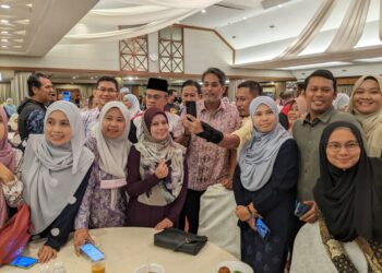 KHAIRY Jamaluddin (tengah) meluangkan masa bergambar dengan tetamu pada Majlis Makan Malam Silaturahim anjuran Pertubuhan Amal Kebajikan Agama dan Masyarakat (Perakam) di Kelab Putra Rahman, di Sungai Buloh, malam ini. UTUSAN/MOHAMAD HAFIZI MOHD SAID