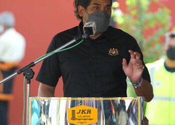 KHAIRY Jamaluddin  ketika berucap merasmikan Klinik Kesihatan (Jenis 3) di Penambang, Kota Bharu, Kelantan, hari ini. - UTUSAN/ZULHANIFA SIDEK