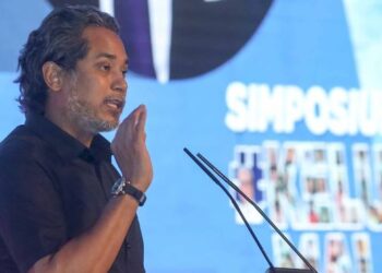 KHAIRY Jamaluddin berucap pada Majlis Simposium Keluarga Malaysia ‘Pencapaian dan Harapan’ di PICC, Putrajaya. - FOTO/FAISOL MUSTAFA