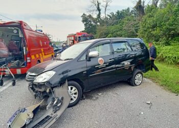 KENDERAAN Toyota Innova dinaiki enam kakitangan KKM yang terlibat dalam kemalangan dengan sebuah Proton Wira di Kilometer 58.0, Jalan Johor Bahru-Mersing.