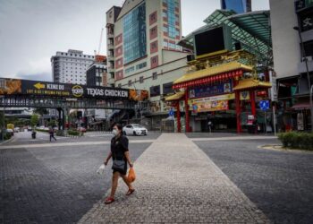 JALAN Petaling
di Kuala Lumpur
dan kawasan
sekitarnya sebelum
ini sentiasa
sibuk bertukar
sepi berikutan
pelaksanaan
Perintah Kawalan
Pergerakan (PKP)
Penuh. – UTUSAN/
SHIDDIEQIIN ZON