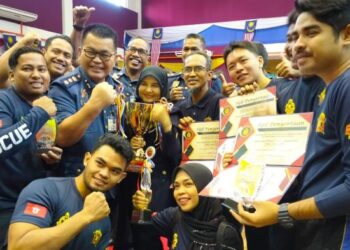 ZAINAL Madasin (dua dari kiri) bersama anggota bomba yang menerima sijil sukan di Perhimpunan Bulanan Kali Keenam di Tunjong, Kota Bharu, Kelantan hari ini. - FOTO/ROHANA ISMAIL