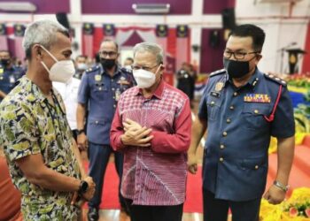 SUHAIMI Harun beramah mesra dengan Mustapa Mohamed (tengah) dan Zainal Madasin dalam Majlis Apresiasi JBPM Kelantan di Tunjong, Kota Bharu, hari ini. - FOTO/ROSALWANI CHE SOH