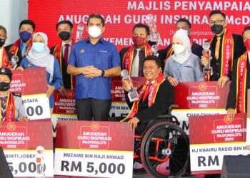 HUZAIRIE Ahmad (berkerusi roda) bersama Radzi Jidin dan penerima Anugerah Guru Inspirasi McDonald’s 2022 sempena Hari Guru Peringkat Kebangsaan di UMK, Bachok, Kelantan, hari ini. - FOTO/ZULHANIFA SIDEK