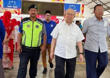 TENGKU Razaleigh Hamzah (tengah) selepas selesai merasmikan Mesyuarat Perwakilan UMNO bahagian Gua Musang di Balai Rakyat Bukit Cekati, Gua Musang, Kelantan, hari ini. - FOTO/AIMUNI TUAN LAH