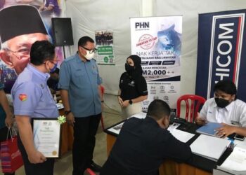 AZIRRUAN Arifin (kiri) bersama Mohd. Syahbuddin Hashim (dua dari kiri) melawat Pusat Satelit MyFutureJobs di Pusat Khidmat ADUN Galas di Bandar Utama, Gua Musang, Kelantan. - FOTO/AIMUNI TUAN LAH