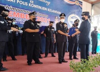 SHAFIEN Mamat menyampaikan surat penghargaan kepada penerima dalam Majlis Perhimpunan Bulanan Peringkat IPK Kelantan, Kota Bharu, Kelantan, hari ini. - FOTO/ROHANA MOHD. NAWI