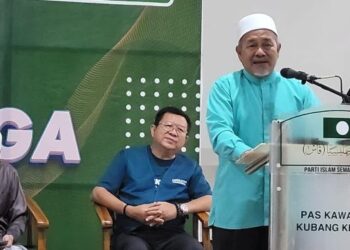 TUAN Ibrahim Tuan Man ketika menyampaikan ucapan pada Ceramah Mega Kubang Kerian Sejahtera di Pasir Tumbuh, Kota Bharu, Kelantan. - FOTO/MUSTAQIM MOHAMED