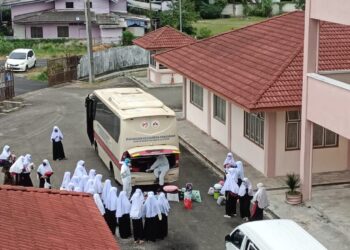 GAMBAR memaparkan kumpulan pelajar sebuah sekolah berasrama penuh dikuarantin yang tular dalam media sosial. - IHSAN PEMBACA