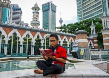 BANYAKKAN amalan kebaikan termasuk membaca al-Quran pada waktu lapang. – GAMBAR HIASAN/SHIDDIEQIIN ZON