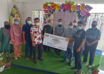 ALIAKBAR Gulasan (tengah) menyampaikan Baucar Input Pertanian bernilai RM26,449 pada majlis Anugerah Perkhidmatan Cemerlang di Pusat Penyelidikan dan Pembangunan Koko, Jengka di Maran, Pahang, kelmarin.