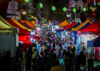 ORANG ramai mendapatkan barangan keperluan Hari Raya di Bazar Aidilfitri Jalan TAR. - GAMBAR HIASAN/UTUSAN/SHIDDIEQIIN ZON