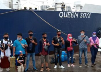 SEBAHAGIAN pekerja Indonesia dihantar pulang ke kampung halaman masing-masing menaiki kapal di pelabuhan Tunon Taka Nunukan. - KOMPAS.COM