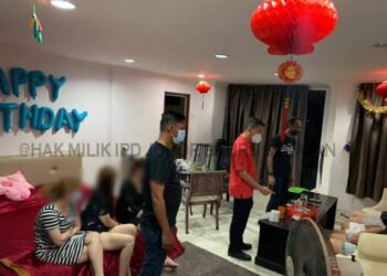 POLIS menahan lima lelaki dan empat wanita kerana mengadakan majlis sambutan hari jadi dalam tempoh PKP di sebuah premis di Jalan Stulang, Johor Bahru.